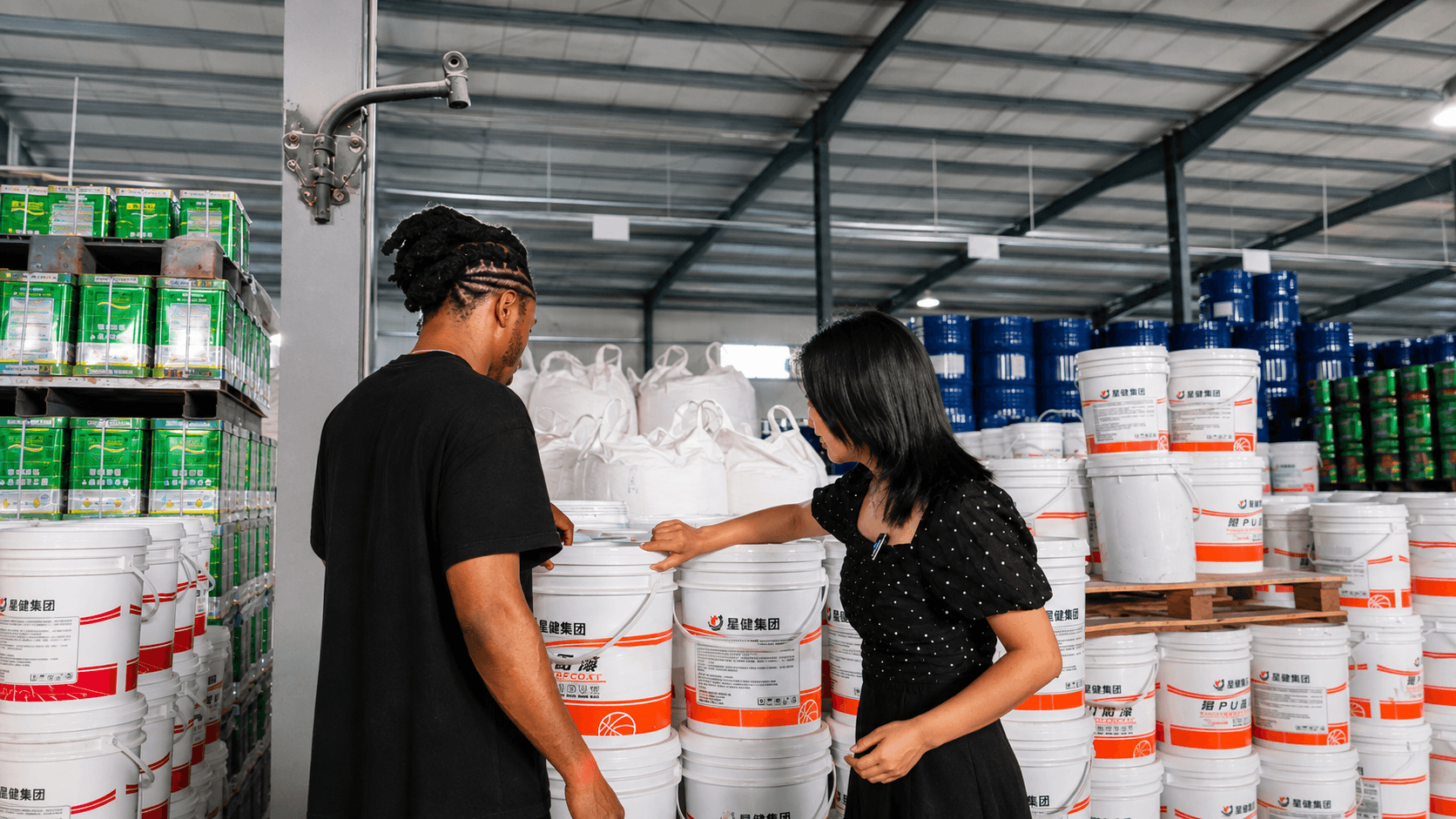 Drums of two-component PU sports flooring material ready for export